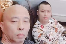 Tiến “trắng” (bên phải) cùng bố nuôi Nguyễn Xuân Đường (tức Đường “Nhuệ”).
