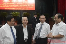 Các đại biểu trao đổi tại hội thảo.