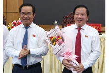 Đồng chí Nguyễn Văn Út (bên phải), tân Chủ tịch UBND tỉnh Long An, khóa 9.