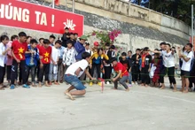 Học sinh các trường thi đẩy gậy trong Ngày hội Văn hóa dân gian dân tộc Thái, dân tộc H’Mông.