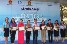 Ban tổ chức trao chứng nhận cho các trường tham gia chương trình năm 2020.
