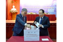 Các đại biểu quyên góp ủng hộ đồng bào miền trung bị ảnh hưởng bởi thiên tai.