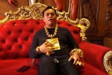 Một thời gian dài, Phúc XO là hiện tượng trên mạng khi đeo rất nhiều vàng. (Ảnh: Phúc XO lúc chưa bị bắt)