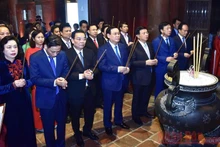 Bí thư Thành ủy Hà Nội Vương Đình Huệ cùng các đồng chí lãnh đạo Trung ương, thành phố Hà Nội cùng các đại biểu dâng hương tưởng niệm danh nhân Chu Văn An tại Văn Miếu - Quốc Tử Giám. (Ảnh: DUY LINH)