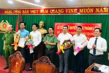 Lãnh đạo Công an tỉnh Đồng Nai và TP Biên Hòa trao quyết định thành lập Đội.