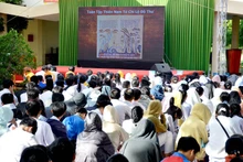 Trình chiếu video clip Triển lãm số “Hoàng Sa, Trường Sa của Việt Nam - Những bằng chứng lịch sử và pháp lý”.