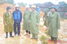 Chủ tịch UBND tỉnh Quảng Ngãi Đặng Văn Minh thị sát khu vực sạt lở núi tại thôn Cưa, xã Trà Hiệp, huyện Trà Bồng. (Ảnh: HIỂN CỪ)