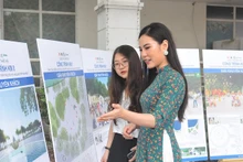 Người dân đến tham quan triển lãm thiết kế cột Km0.
