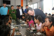 Phó Chủ tịch Quốc hội cùng Đoàn thăm học sinh Trường PTDTBT tiểu học xã Mường Khoa, huyện Tân Uyên.