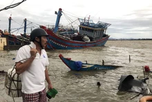 Bão số 13 đánh chìm tàu 50 CV của ngư dân Nguyễn Văn Sanh ở Thuận An, Thừa Thiên Huế. Ảnh: Báo Thừa Thiên Huế.