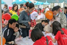 Các em nhỏ trên địa bàn TP Hải Phòng được khám sàng lọc tim miễn phí.