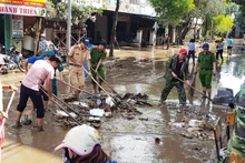 Các lực lượng hỗ trợ người dân khắc phục hậu quả sau mưa lũ.