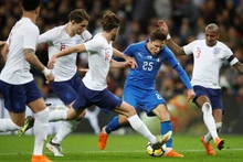 Tình huống Federico Chiesa bị phạm lỗi dẫn đến quả penaly cho tuyển Italia trong trận giao hữu với chủ nhà Anh trên sân Wembley tháng 3/2018. (Ảnh: Action Images/Reuters)