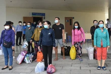 17 bệnh nhân được xuất viện chiều 26/7. (Ảnh: KHÔI NGUYỄN)