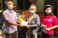  Cán bộ quận Bình Thạnh đến tận nhà chi trả hỗ trợ cho lao động tự do (Ảnh: Quý Hiền).