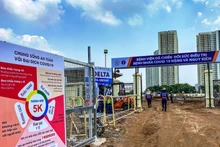 Các công nhân đang xây dựng bệnh viện dã chiến.