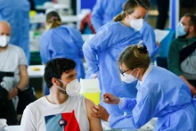 Một địa điểm tiêm vaccine ngừa Covid-19 tại Cologne, Đức. (Ảnh: Reuters)