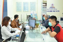 Nhân viên Điện lực Quảng Ngãi làm việc với khách hàng về giảm tiềm điện đợt 3. (Ảnh: EVN)
