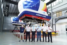 Ông Lương Thế Phúc (Phó Tổng Giám đốc phụ trách đào tạo của Vietjet), ông William Tauzin (Giám đốc AVTC), Cơ trưởng Jean-Philippe Rousseau (Trưởng phòng Huấn luyện bay AVTC), ông Trần Hữu Quốc (Giám đốc VJAA) cùng các học viên đào tạo chuyển loại A320.