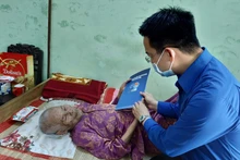 Thành đoàn Đà Nẵng thăm Mẹ Việt Nam Anh hùng Lê Thị Buội.
