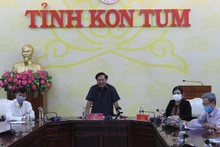 Đồng chí Lê Ngọc Tuấn, Phó Bí thư Tỉnh ủy, Chủ tịch UNBD, Trưởng Ban Chỉ đạo phòng, chống dịch Covid-19 tỉnh Kon Tum phát biểu chỉ đạo cuộc họp.