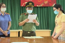 Lực lượng chức năng đọc lệnh bắt tạm giam đối tượng Nguyễn Thị Hồng Hạnh về tội "Tổ chức cho người khác ở lại Việt Nam trái phép".