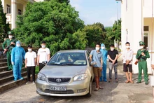 Bộ đội Biên phòng cùng cán bộ chuyên môn quản lý năm đối tượng cùng phương tiện có hành vi tổ chức, nhập cảnh trái phép.