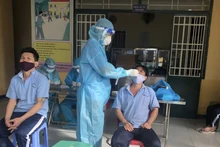Khám sàng lọc cho nhân viên, học viên tại Cơ sở cai nghiện ma túy Bố Lá sau khi phát hiện các ca dương tính với SARS-CoV-2.