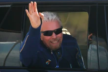 Doanh nhân tỷ phú Richard Branson khởi hành cùng phi hành đoàn để du hành đến rìa không gian trên máy bay tên lửa chở khách Unity của Virgin Galactic. Ảnh: Reuters.