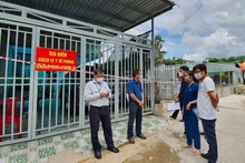Tổ Thường trực đặc biệt của Bộ Y tế kiểm tra, hướng dẫn cách ly F1 tại nhà, xã Lai Hưng, huyện Bàu Bàng, tỉnh Bình Dương. (Ảnh: Bộ Y tế)