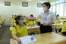 Tình huống diễn tập thí sinh có biểu hiện ho, sốt tại phòng thi. Ảnh: HÀ NAM