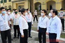 Bộ trưởng Giáo dục và Đào tạo Nguyễn Kim Sơn cùng đoàn công tác đến điểm thi Trường THPT Chu Văn An, Hà Nội, sáng 7/7. Ảnh: THUỶ NGUYÊN