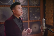 Ca sĩ Vũ Thắng Lợi trình bày ca khúc trong MV.