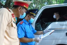 Lực lượng chức năng của Hà Nội tăng cường kiểm soát phương tiện để ngăn chặn mầm bệnh vào thành phố.