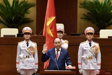 Chủ tịch nước Nguyễn Xuân Phúc thực hiện nghi lễ tuyên thệ nhậm chức, sáng 26/7. (Ảnh: DUY LINH)