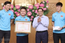 Thủ tướng Phạm Minh Chính tặng Bằng khen cho Đội tuyển bóng đá nam vì có thành tích xuất sắc. (Ảnh: TTXVN)