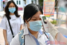 Thí sinh thực hiện các biện pháp phòng, chống dịch Covid-19 khi đến điểm thi tại buổi tập trung chiều 6/7. Ảnh: THUỶ NGUYÊN