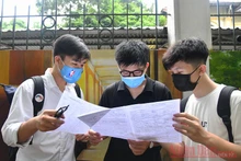 Thí sinh trao đổi về bài thi tổ hợp sau khi kết thúc buổi thi sáng 8/7. Ảnh: THUỶ NGUYÊN