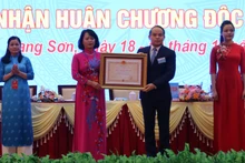 Đồng chí Nguyễn Quốc Đoàn, Ủy viên Trung ương Đảng, Bí thư Tỉnh ủy Lạng Sơn, thừa quyền của Chủ tịch nước trao tặng Huân chương Độc lập hạng Nhì cho Hội Liên hiệp phụ nữ tỉnh Lạng Sơn. 