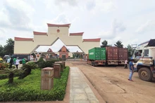 Thông thương hàng hóa qua các cửa khẩu đường bộ giữa Việt Nam và Campuchia vẫn được duy trì trong dịch Covid-19. (Ảnh: Nguyễn Hiệp)