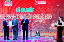 Chủ tịch Tập đoàn Tuần Châu (Quảng Ninh) chuyển giao mô hình phân phối nông sản, thực phẩm UBOFOOD cho doanh nghiệp tại Hải Phòng. (Ảnh: NGÔ QUANG DŨNG)