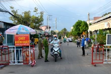 Chốt kiểm soát người và phương tiện ra vào vùng đỏ phường Phú Tài, TP Phan Thiết (Bình Thuận).