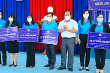 Phó Chủ tịch UBND tỉnh Cà Mau (áo trắng) trao tượng trưng túi “An sinh Công đoàn” cho đại diện các tổ chức công đoàn trong tỉnh.