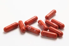 Viên thuốc điều trị Covid-19 thử nghiệm molnupiravir do Merck sản xuất. Ảnh: Reuters.