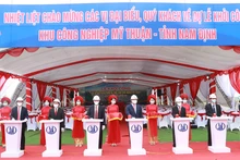 Các đại biểu bấm nút khởi công xây dựng hạ tầng khu công nghiệp Mỹ Thuận.