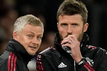 Michael Carrick luôn ở sau Solskjaer trước khi đứng mũi chịu sào. (Ảnh: SkySports)