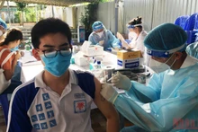 Học sinh Trường trung học phổ thông Nguyễn Đình Chiểu, thành phố Bến Tre, tỉnh Bến Tre được tiêm vaccine phòng Covid-19. (Ảnh: HOÀNG TRUNG)