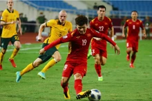 Quang Hải đi bóng trước các cầu thủ Australia tại vòng loại World Cup. (Ảnh: VFF)