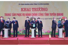 Lãnh đạo tỉnh Tuyên Quang ấn nút khai trương Trung tâm Phục vụ hành chính công.