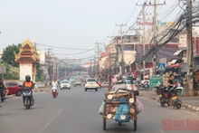 Hơn 1 tháng qua, số ca Covid-19 tại Lào tăng cao, tuy nhiên đường phố vẫn đông đúc người tham gia giao thông. (Ảnh: Xuân Sơn)